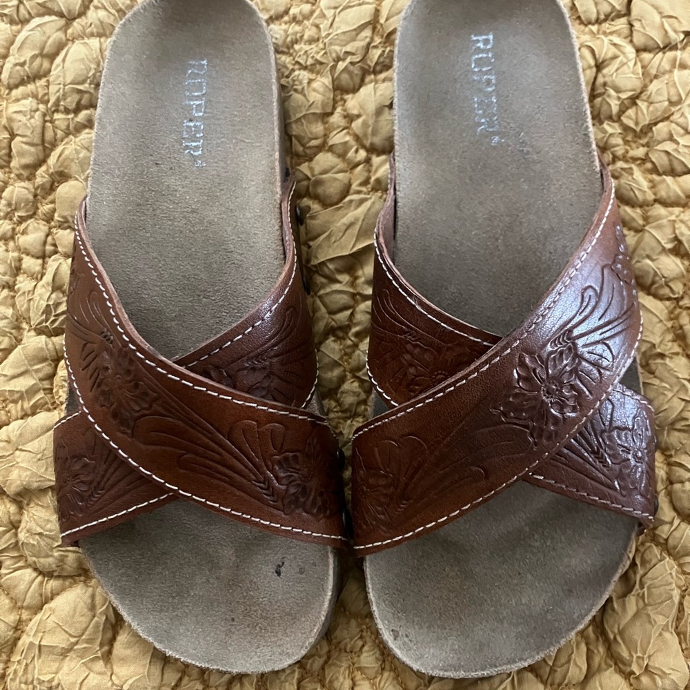 Roper Women's Embossed Brown Sandals
